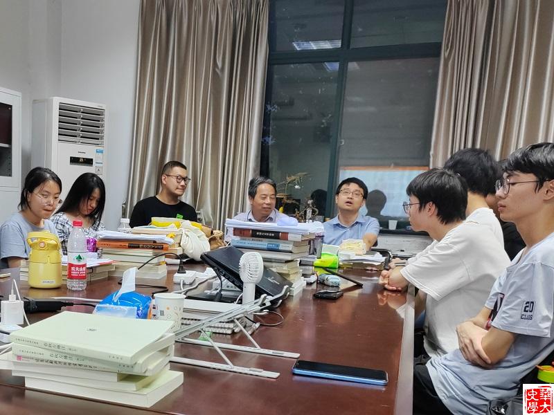 两位老师做专业指导 两位老师做专业指导